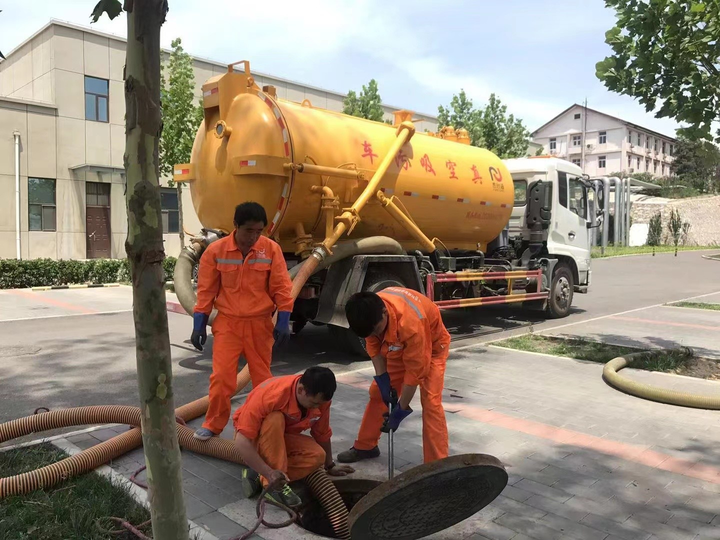 察哈尔右翼后化粪池清理与5-8吨吸粪车施工效率分析
